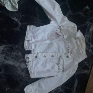 Vit kort jeans jacka med ”bultar” halv ärmad Storlek 38 djur finns i hem tvättas innan skickas köparen står för frakt 