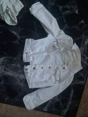 Vit kort jeans jacka med ”bultar” halv ärmad Storlek 38 djur finns i hem tvättas innan skickas köparen står för frakt 