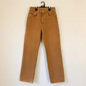 Ett par högt älskade jeans i modellen Row från Weekday i färgen ’camel’, som nu måste få vandra vidare pga har blivit för små 🤎skitsnygga och i gott skick, strl W27L30 som motsvarar ca strl S och är lagom för någon som är 165-170 cm.