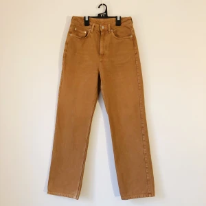 Row camel jeans Weekday - Ett par högt älskade jeans i modellen Row från Weekday i färgen ’camel’, som nu måste få vandra vidare pga har blivit för små 🤎skitsnygga och i gott skick, strl W27L30 som motsvarar ca strl S och är lagom för någon som är 165-170 cm.