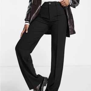 Kostymbyxor  - Superfina kostymbyxor från pull and bear i storlek S💕🌴 