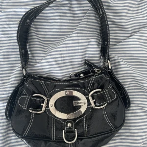 Guessväska - (Vintage) Guess väska som min mamma köpte i NYC 2007 Bra sick men lite trådar på handtaget (Den är äkta)