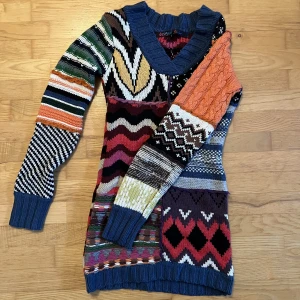 Desigual tröja - En väldigt unik oanvänd stickad tröja/kort klänning från desigual. 