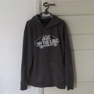 VANS  - En grå Vans hoodie som är i rätt bra skick. M i storlek men den är stor. Ordinarie pris 600kr