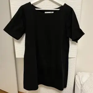 En jättefin svart t-shirt klänning, knappt andvänd! Den blir även snygg med ett skärp i midjan😍Tveka inte att höra av dig om frågor, pris kan diskuteras💗