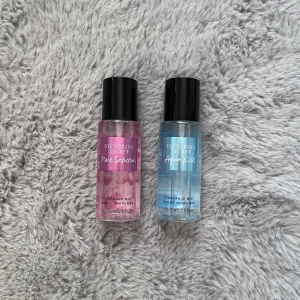 VS BODYMIST - Victoria’s secret body mists💖 -Pure Seduction, använd några ggr mer än 3/4 kvar.  -Aqua Kiss, bara använd ngn spray, hela kvar.  100kr/st elr 160kr för båda. Betalning via swish💚   ENDAST PURE SEDUCTION KVAR💖