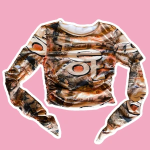 Cool tröja - Supersnygg croppad tröja med tryck och cut-outs. Står inget märke. Stl M, men sitter tight så passar även mindre storlekar.🧡