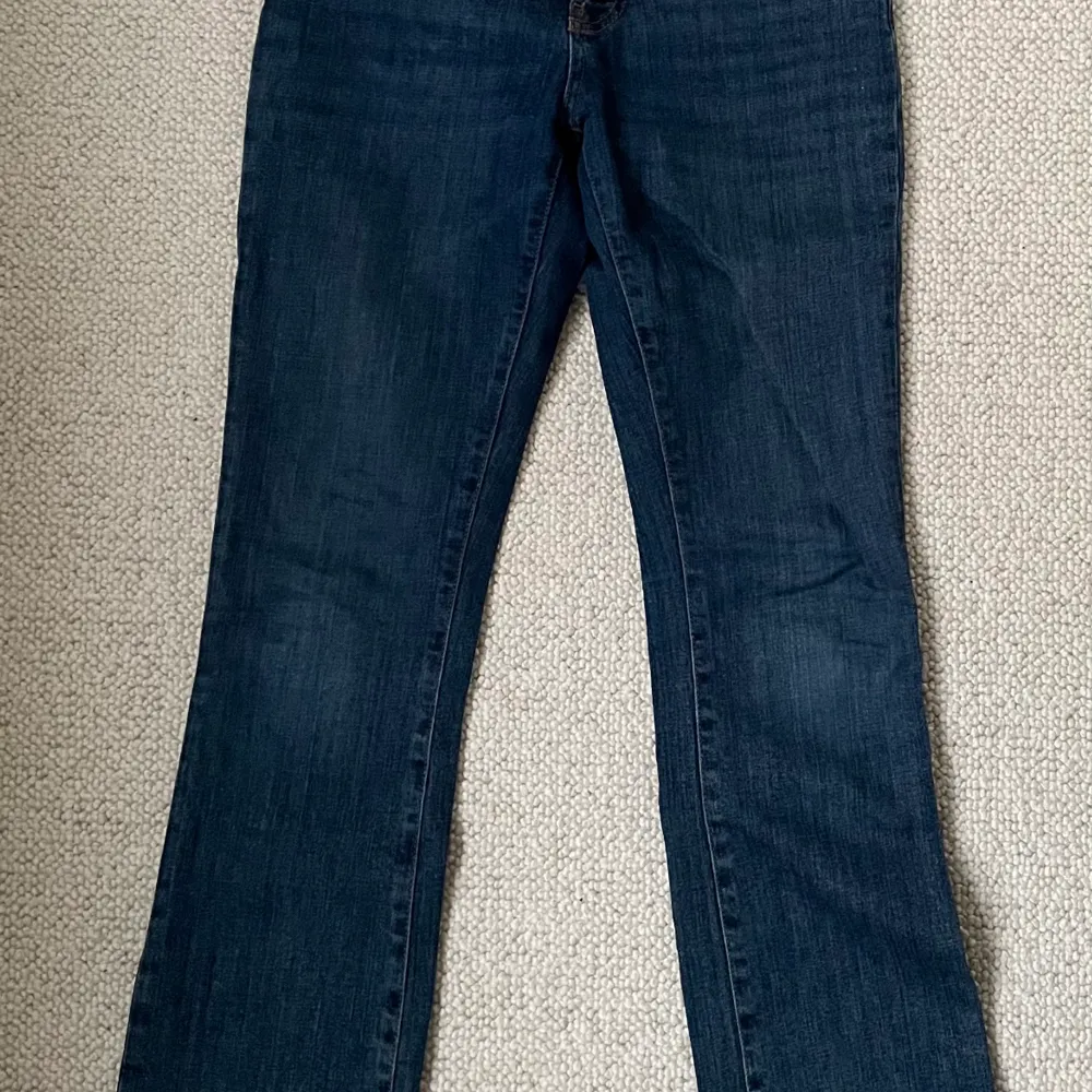 Jeans från nvy(franskt märke) i storlek 34 som motsvarar 32 i Sverige. Köpte för 1000kr. Ni kan be om mått❤️. Jeans & Byxor.