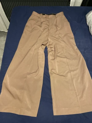 Vida kostymbyxor - Vida kostymbyxor från Asos, aldrig använda då jag tyckte de var lite för vida för min smak. 10/10 skick.