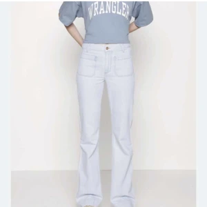 Wrangler jeans - Jeans från Wrangler med fickor bak och fram! Säljer då dom är för små för mig i midjan. Jag är 160 lång och dom passar mig men skulle även säga att dom passar någon lite längre. Nypris är 900 och inte använda🤍 Pris kan diskuteras vid snabb kontakt 