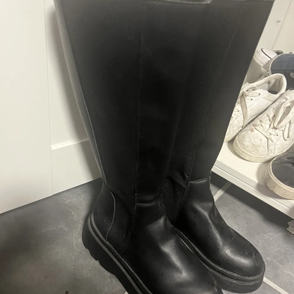 Säljer mina aldrig använda svarta boots då de är för små, strl 39 men passar 38. Skor.