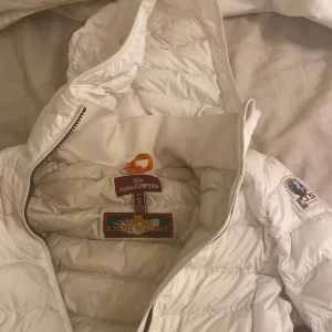 Parajumper jacka - Säljer min äkta vita parajumper jacka då jag inte har användning till den längre.Storlek S. Köpt för 4700. Jätte fint skick, tvättas innan den skickas. Skriv om ni har några frågor,pris kan diskuteras!!