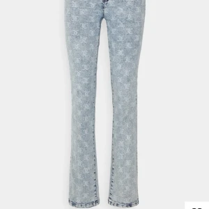 Juicy Couture Jeans - Raka jeans från juicy couture🤍 Prislapp finns kvar aldrig använda! Finns i både storlek 36 & 38! Nypris 979kr