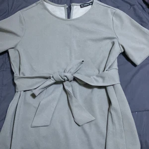 Grå speciell tröja  - Aldrig havt på mig den men materialet är jätte bra o skön. Köpte den för 189kr