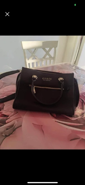 Guess Väska - Snygg Guess väska säljes Jättefint skick Ca 31 cm  Kan skickas mot frakt