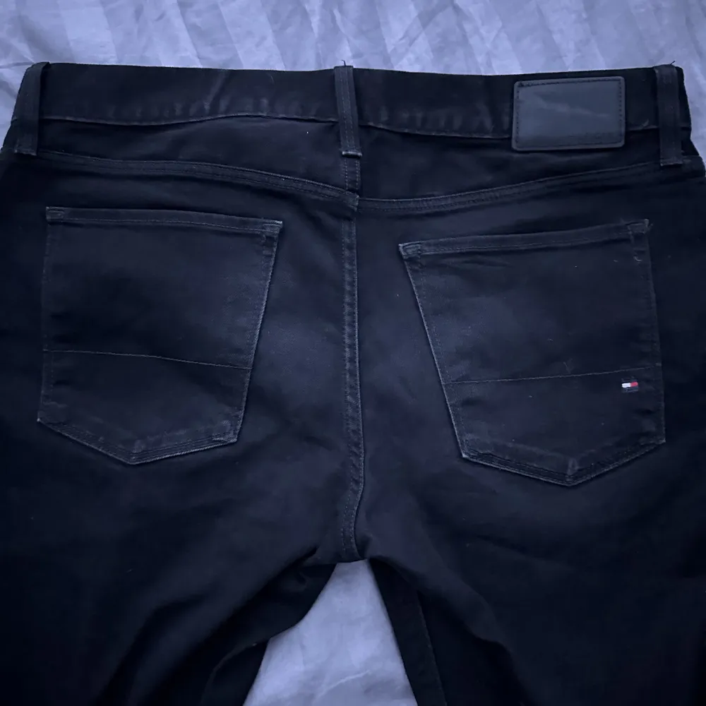 Svarta Tommy Hilfiger jeans Straight! Cond9/10 . Jeans & Byxor.