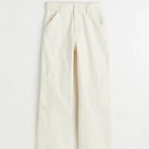 Cargobyxor - Krämvita midwaist cargobyxor ifrån hm, bara testade!💓 säljer dessa eftersom dem är lite för långa🥲💓