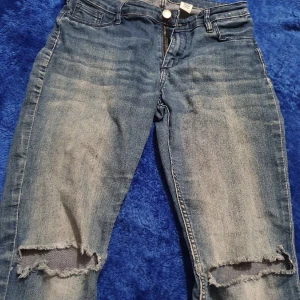 Blåa jeans  - Frakt: 64kr  TRYCK INTE PÅ KÖP NU UTAN KONTAKTA MIG OM DU VILL KÖPA 💜