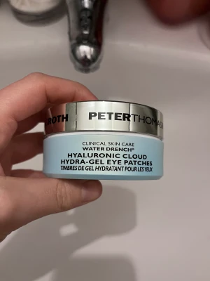 Peter Thomas Roth eye patches - Peter thomas roth eyepatches. Nypris 675:-, använt typ 4-5 par av 30 par. Min hur under ögonen tålde inte dessa 😔