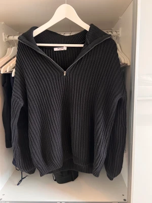 Stickad tröja  - Jätteskön stickad tröja som tyvärr inte kommer till användning längre🖤 strl M