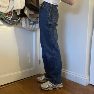 Vintage y2k raka mörkblå Rocky jeans - Vintage mörkblå raka jeans från Rocky med ascoola minimalistiska detaljer som fickor på sidan och en lätt distressed wash 🌊Perfekt till en simpel vit tajt tröja! Passformen är också bara sååå snygg!