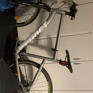 Ghost Cykel - Ghost Square cykel. 27 växlar.  Kostar runt 7000-10k ny i affär. Kvitto finns ej kvar längre.