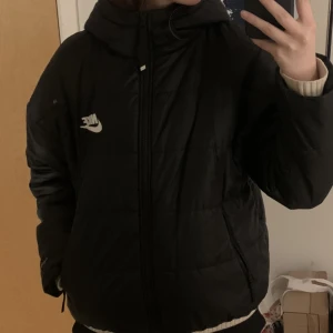 Nike jacka - Säljer min Nike puffer jacka som jag har haft nått år men som tyvärr inte kommer till användning. Mycket bra skick och perfekt till vintern!