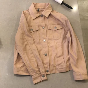 Jeans jacka S - Beige jeans jacka i storlek S. Aldrig använd.