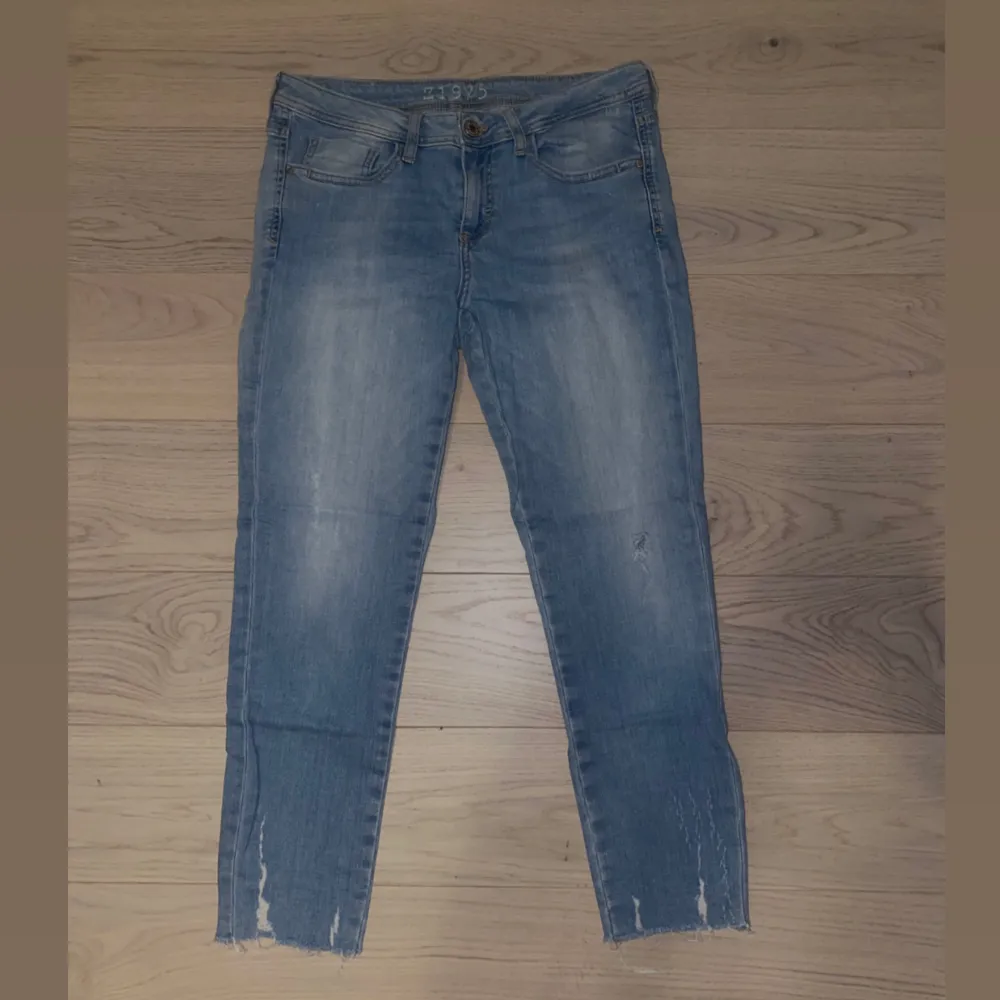 Lågmidajde stretchiga jeans från zara som sitter super fint på. De är lite kortare i modellen och slutar över anklarna. Nyskick. Pris kan diskuteras😊. Jeans & Byxor.