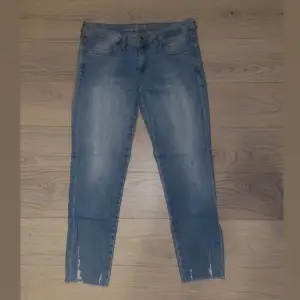 Lågmidajde stretchiga jeans från zara som sitter super fint på. De är lite kortare i modellen och slutar över anklarna. Nyskick. Pris kan diskuteras😊