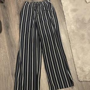 Byxor med slits - Ett par randiga marinblåa byxor med slits köpta från Forever 21. Ganska tjockt material. Aldrig använda! Köpare står för frakt!