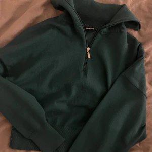 Grön Zipup tröja - Säljer denna super fina tröjan från Gina Tricot, oanvänd, storlek xs 💚
