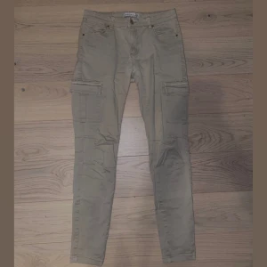 Beiga Cargobyxor 38 - Använd 1-2gånger och är i nyskick. De är mid waisted och sitter superfint på och är stretchiga och bekväma i materialet. Pris kan diskuteras😊