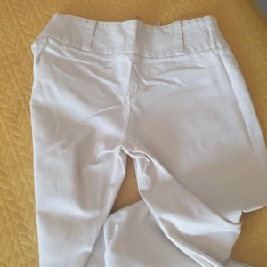 Lågmidjade kostymbyxor - Jättesnygga kostymbyxor som tyvärr inte passar mig De är mer beiga än vad det ser ut på bilderna