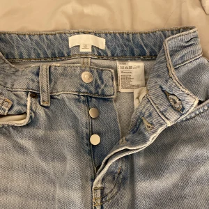 Jeans  - Säljer då dom blivit tajta i midjan men jättefina annars 