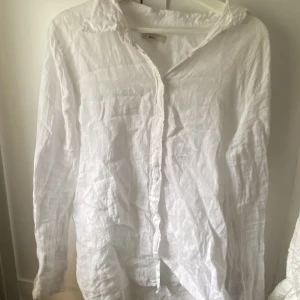 Linné skjorta - Linné skjorta som inte är struken😅 annars är den i fint skick i storlek S