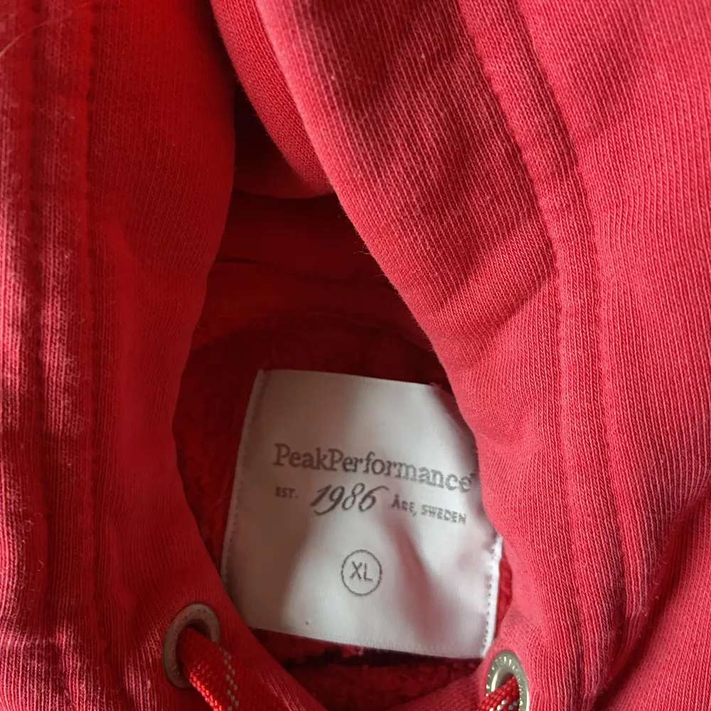 En rosa peak performance hoodie i storlek XL skulle säga mer som en L i storleken!. Hoodies.
