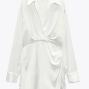 Zara klänning  - Vit klänning från zara, perfekt till studenten!