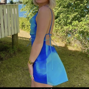 Blå klänning - Knytbara band