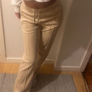Juicy byxor beige  - Juicy byxor i tina modell gott skick strl xs, postar elr möts upp 