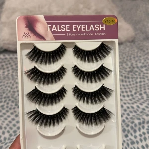 Falses - False lashes oanvänd. 30kr för allt