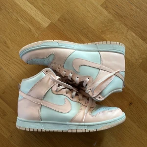 Dunk High crimson  - Dunk high. Helt ok cond kan tvätta undersulan för 50 kr mer. Ingen box!