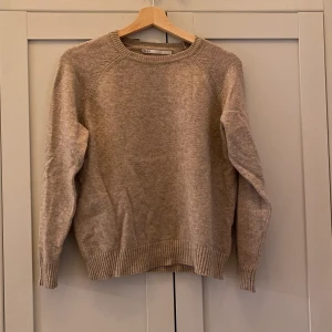 Beige tröja från Only - Säljer min super fina och mysiga tröja från Only. Använt fåtal ggr och i nyskick!