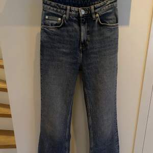 Nya mörkblåa jeans från arket, storlek 26💙💙 utsvängda full length