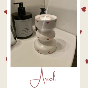 Kollektion Ariel Ljusstake  - Här är en ljusstake från vår röda kollektion ”Ariel” som är en av våra kärleksfulla och handmålade porslins produkter❤️ 