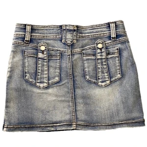 Jeans kjol - Söt jeans kjol med as coola detaljer😍 38cm i midjan ( mätt rakt över ) 