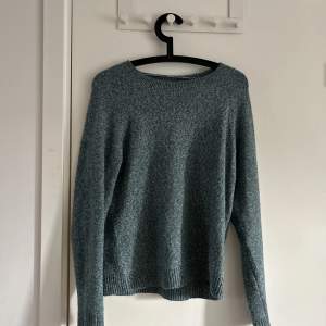 En mörkgrön stickad tröja från Vera Moda.använd 2 gånger.storlek M Orginalpris :250