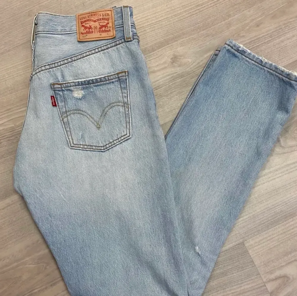 Low rise Levis jeans köpta här på plick! Skitsnygga 501 levis jeans, men har en liten fläck på ena benet (se bild) men inget som syns!!. Jeans & Byxor.