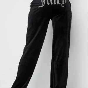 Juicy byxor med paljetter storlek m - Säljer mina juicy byxor då jag vill köpa ett par nya med fickor istället, byxorna är i fint skick och ingen skada på dom alls. Bra längd på mig som är 175 cm, köpa för 1199 och säljer de för 550kr. Storlek M.