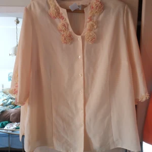 Gul blus med dekoration på hals och ärmar stl 52 (XL-Xxl. - Fin gul blus med dekoration på hals och ärmar och knäppes med knappar .storlek 52(XL ).hämtas i Skene alt skickas .